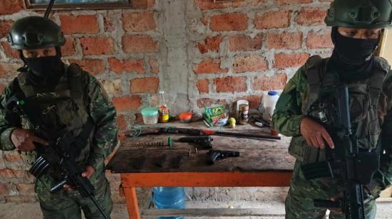 Dos militares custodian las armas decomisadas en Portoviejo, provincia de Manabí, este 12 de julio de 2024.