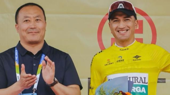 Jefferson Cepeda en el podio del Tour de Qinghai Lake en China, el 13 de julio de 2024.