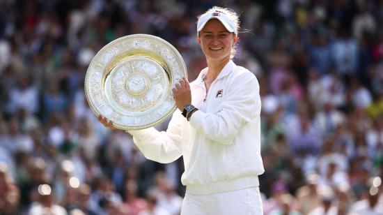 Barbora Krejcikova posa con el trofeo de Wimbledon, 13 de julio de 2024.