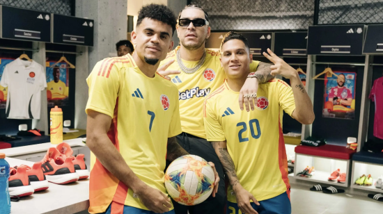 Los futbolistas Luis Díaz y Juan Fernando Quintero junto al artista Ryan Castro, durante la Copa América 2024.
