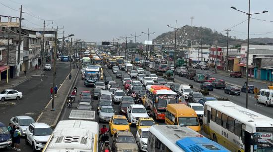 Congestionamiento en la avenida Nicolás Lapentti, debido al cierre del puente de la Unidad Nacional.