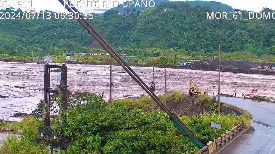 La crecida del río Upano derivó en el cierre de la vía Macas - Puyo.