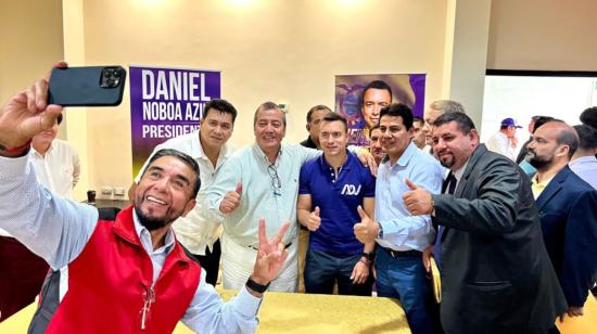 Los dirigentes del transporte interprovincial en reunión con el entonces presidente electo, Daniel Noboa, el 15 de octubre de 2023.