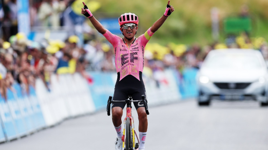 Alexander Cepeda celebra su victoria en la Etapa 2 del Tour de l'Ain, en Francia, el 14 de julio de 2024.