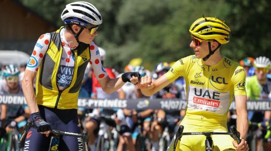 Tadej Pogacar, vistiendo el maillot amarillo  de líder general y Vingegaard vistiendo el maillot de lunares del escalador, 14 de julio de 2024.