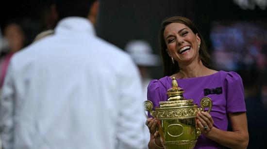 Kate Middleton entrega el trofeo de campeón de Wimbledon, el 14 de julio de 2024.