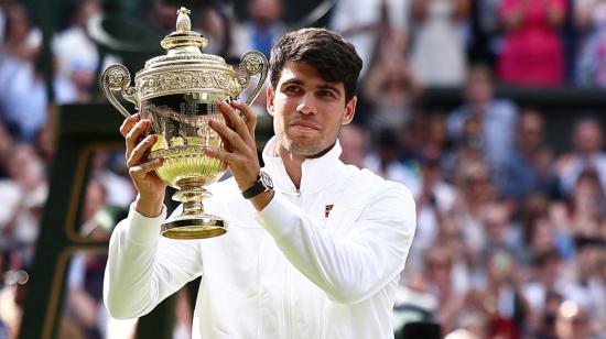  Carlos Alcaraz posa con el trofeo del ganador después de vencer al serbio Novak Djokovic en Wimbledon, 14 de julio de 2024.