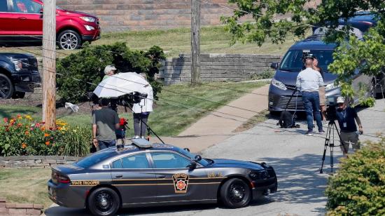 Policía y prensa enl a casa de Thomas Matthew Crooks, quien disparó con un fusil contra Donald Trump.