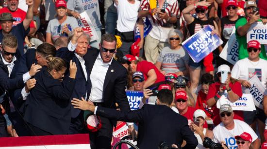 El candidato a la presidencia de Estados Unidos, Donald Trump, resultó herido tras un ataque en un mitin, el 13 de julio de 2024.