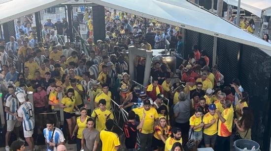 Aglomeración en la entrada al Hard Rock Stadium,para la final de la Copa América del 14 de julio de 2024.