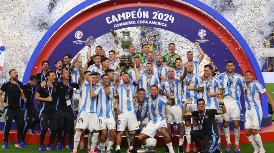 Los futbolistas argentinos celebran el título de la Copa América 2024, en Miami, el 14 de julio.