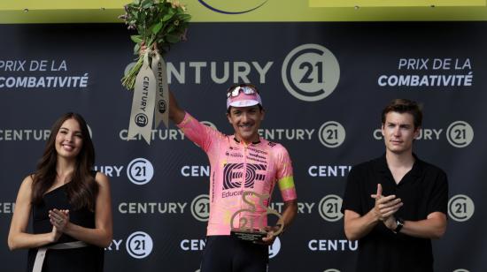 Richard Carapaz recibe el premio de la combatividad de la etapa reina del Tour de Francia, el 14 de julio de 2024