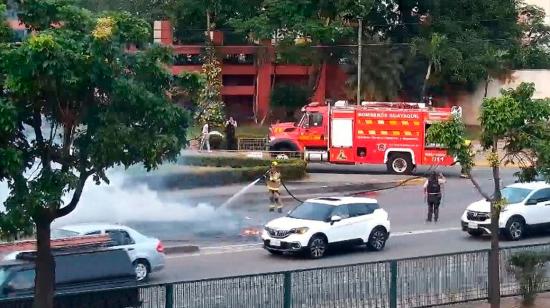 Bomberos limpian la avenida Narcisa de Jesús, en Guayaquil, este 15 de julio de 2024.