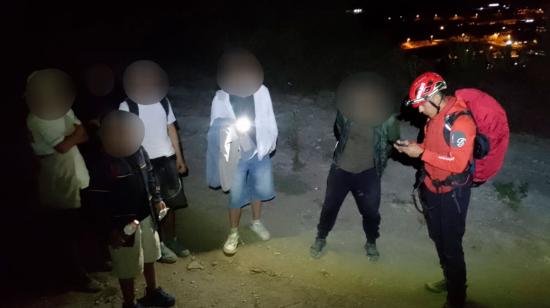 Jóvenes rescatados en el cerro Casitagua, en Quito.