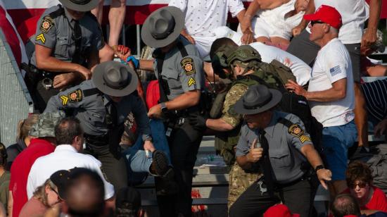 Una persona es retirada de las gradas después que de un atentado en contra del candidato republicano, Donald Trump, en un evento de campaña el 13 de julio de 2024.