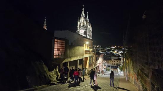 Recorrido nocturno en el Centro Histórico de Quito con el colectivo 'Pata Caliente'.