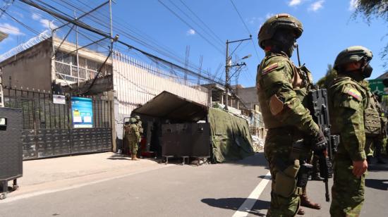 Imagen referencial. Militares en los exteriores de la Cárcel 4 de Quito, el 16 de marzo de 2024.