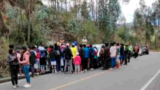 Equipos de socorro en una vía de Chimborazo, el domingo 14 de julio de 2024. 
