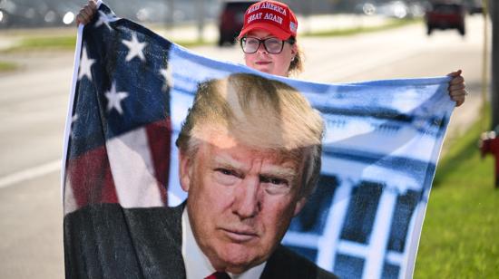 Un simpatizante de Donald Trump sostiene un afiche en alusión al candidato a la Presidencia de Estados Unidos, Wisconsin, 14 de julio de 2024.