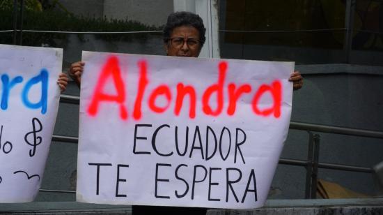 Una mujer sostiene un cartel en favor de la periodista Alondra Santiago, en la audiencia pasada en Quito, 5 de julio de 2024.