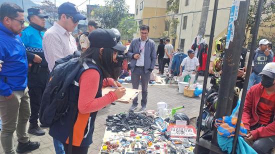 Funcionarios de la Agencia Metropolitana de Control realizan un operativo de control a vendedores informales, en el sur de Quito, 12 de junio de 2024. Imagen referencial. Imagen referencial. 