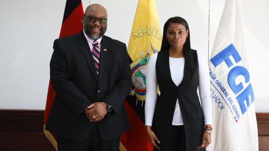El embajador de Ecuador en Estados Unidos, Arthur Brown, con la fiscal Diana Salazar, el 15 de julio de 2024.