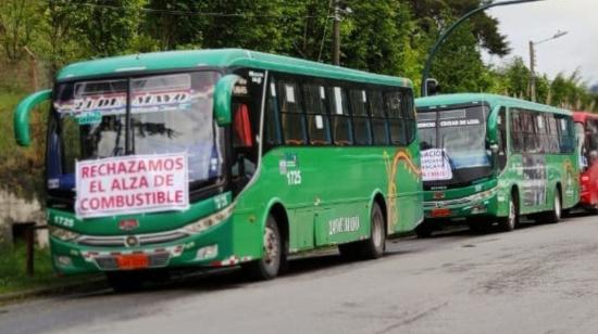 Imagen referencial. Buses de pasajeros en una protesta de los transportistas del 10 de febrero de 2021.