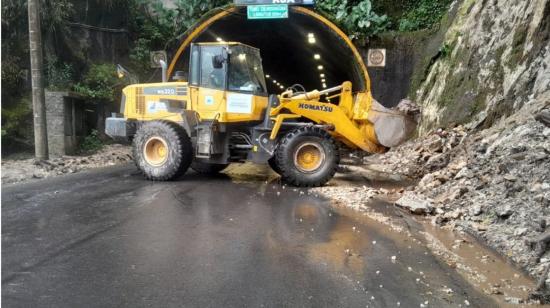 Fotografía referencial de obras de limpieza de deslaves en la vía E30 Baños -Puyo, en Tungurahua, el 15 de julio de 2024