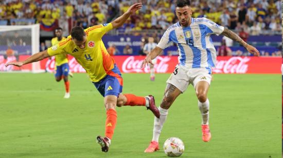 Dos jugadores de las selecciones de fútbol de Colombia y Argentina juegan en la final de la Copa América, 14 de julio de 2024.