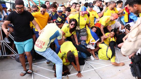 Una marea de aficionados intenta ingresar al Hard Rock Stadium, durante la final de la Copa América, este 15 de julio de 2024.