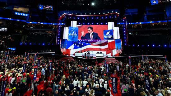 El presidente de la Cámara, Mike Johnson, habla durante el primer día de la Convención Nacional Republicana de 2024 en Milwaukee.
