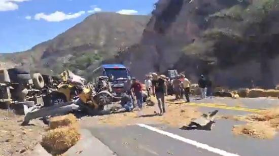 Momentos en que conductores socorren a los afectados por un accidente de tránsito en la vía Panamericana Norte, Quito, el 15 de julio de 2024.