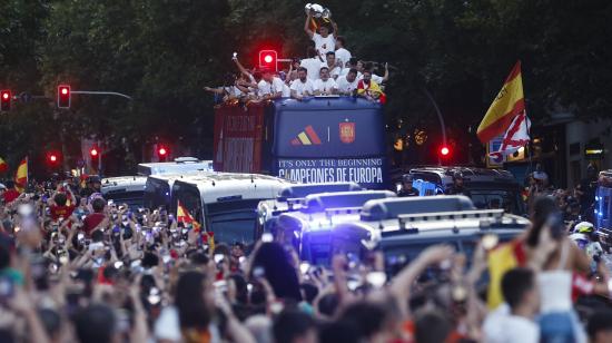 Miles de aficionados reciben a la selección española en Madrid, el 15 de julio de 2024.