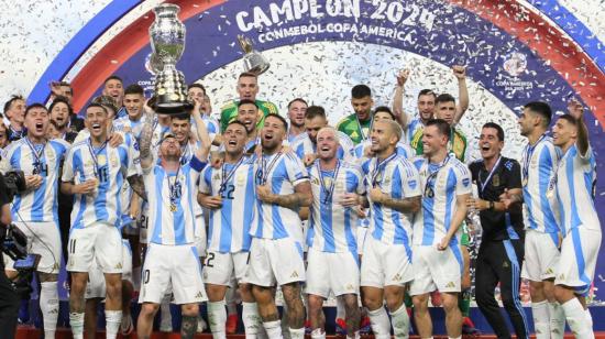 Los jugadores de Argentina alzan el trofeo de la Copa América, el 14 de julio de 2024. 