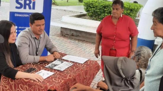 Funcionarios del SRI atienden consultas ciudadanas en Milagro, Guayas, julio de 2024. 