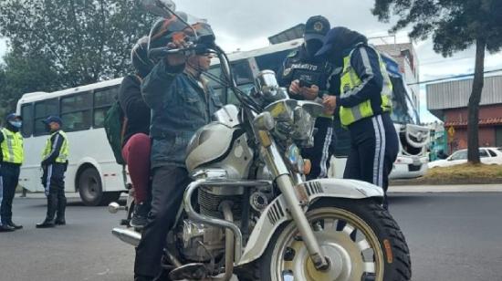 Agentes de tránsito en un operativo de control a motocicletas en Quito en junio 2024.