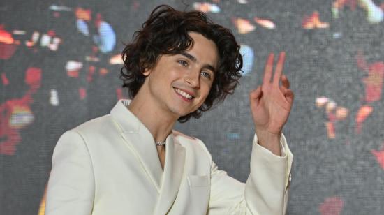 Timothee Chalamet saluda a los fans durante un evento de alfombra roja de la película 'Dune: Part Two', 22 de febrero de 2024.