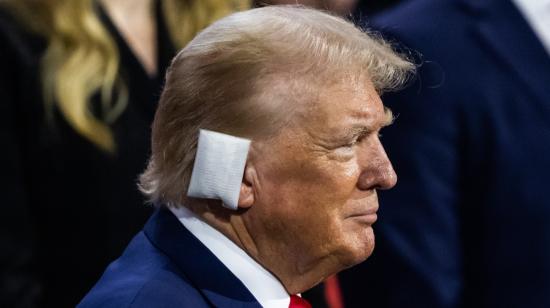 Donald Trump con un vendaje en su oreja en el día inaugural de la Convención Nacional Republicana, 15 de julio de 2024.