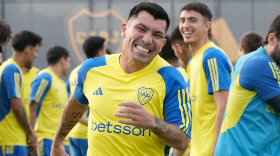 Gary Medel sonríe durante un entrenamiento con Boca Juniors, en Buenos Aires, el 13 de junio de 2024.