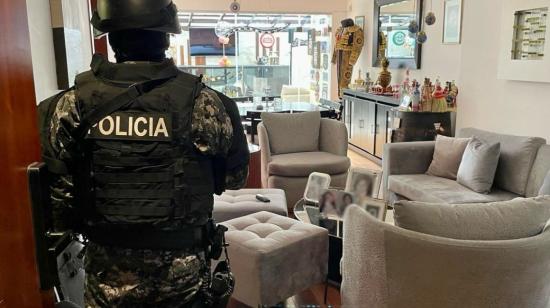 Un policía en un allanamiento por presunto lavado de activos el 16 de julio de 2024 en una vivienda de Quito.
