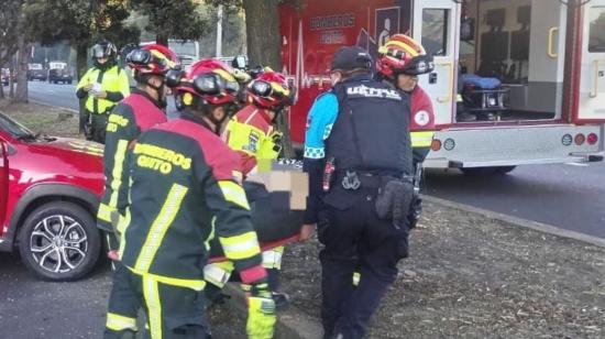 Paramédicos del Cuerpo de Bomberos atienden a los heridos de un accidente de tránsito en la avenida Simón Bolívar, en Quito, el 16 de julio de 2024.