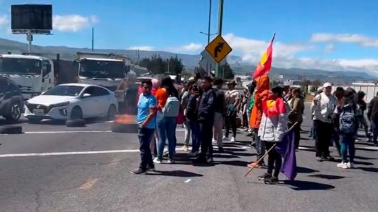 Cierre de la vía Latacunga - Quito por protesta contra el alza de los combustibles