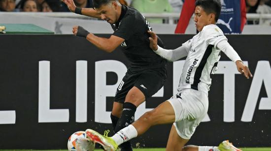 Sebastián González disputa la pelota con Óscar Romero el pasado 11 de abril de 2024.