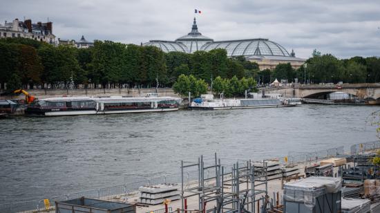 Una construcción a orillas del río Sena para los Juegos Olímpicos y Paralímpicos, 1 de julio de 2024.