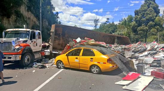 Un tráiler y un taxi involucrados en un accidente de tránsito en la avenida Simón Bolívar de Quito, el 8 de julio de 2024.