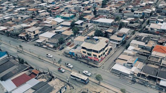 Una vista área del centro del cantón Durán, en Guayas, desde un sobrevuelo policial el domingo 14 de julio de 2024.