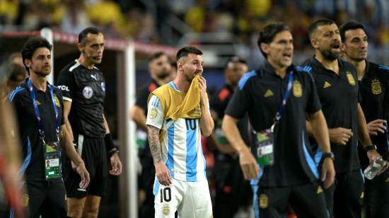 Lionel Messi  espera el final del partido ante Colombia el 14 de julio de 2024.