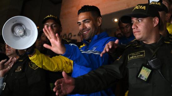 El delantero colombiano Radamel Falcao saluda a hinchas de Millonarios, luego de entrenar con el club el pasado 4 de julio de 2024.