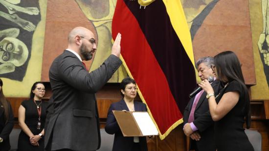 La vicepresidenta de la Asamblea, Viviana Veloz (RC), posesiona a Mario Godoy como nuevo presidente de Judicatura el 16 de julio de 2024.