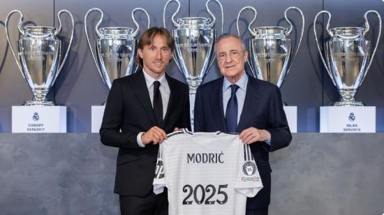 Luka Modric junto a Florentino Pérez, presidente del Real Madrid, durante la extensión de su contrato, el 17 de julio de 2024.